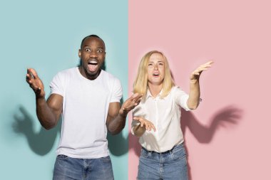 Afro çift izlerken spor maç TV evde, başarılı oyun şaşırttı. Farklı duygular kavramı. Afro-Amerikan erkek ve kadın ile Studio vurdu