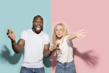 Afro çift izlerken spor maç TV evde, başarılı oyun şaşırttı. Farklı duygular kavramı. Afro-Amerikan erkek ve kadın ile Studio vurdu