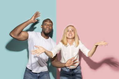 Afro çift izlerken spor maç TV evde, başarılı oyun şaşırttı. Farklı duygular kavramı. Afro-Amerikan erkek ve kadın ile Studio vurdu