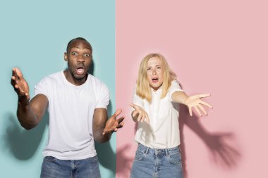 Afro çift izlerken spor maç TV evde, başarılı oyun şaşırttı. Farklı duygular kavramı. Afro-Amerikan erkek ve kadın ile Studio vurdu