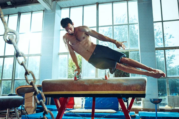 O esportista durante o exercício difícil, ginástica esportiva — Fotografia de Stock