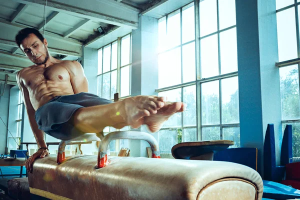 The sportsman during difficult exercise, sports gymnastics — Stock Photo, Image