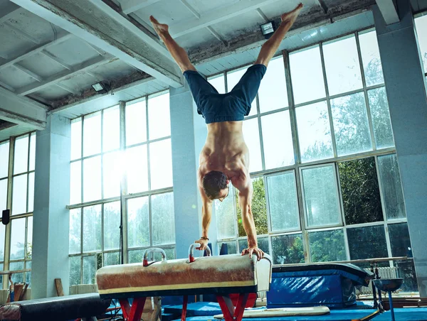 Спортсмен во время сложных упражнений, спортивной гимнастики — стоковое фото