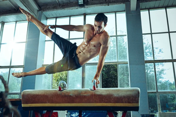 Спортсмен під час складних вправ, спортивної гімнастики — стокове фото