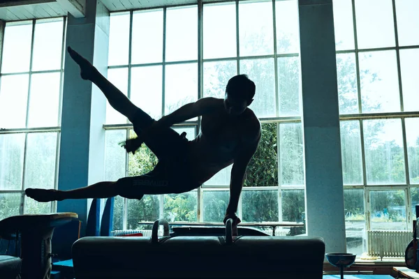 Спортсмен під час складних вправ, спортивної гімнастики — стокове фото