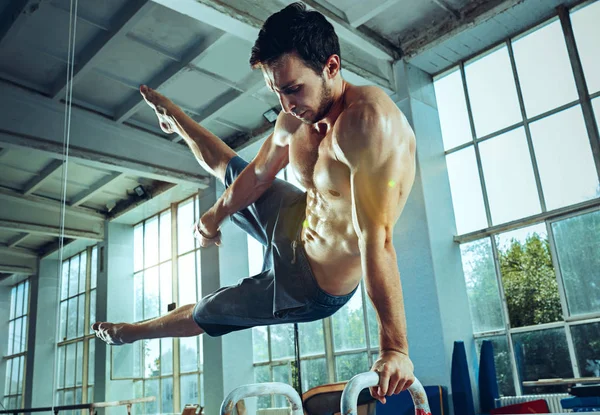 Zor egzersiz sırasında sporcu spor jimnastik