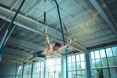 Zor egzersiz sırasında sporcu spor jimnastik