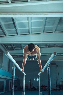Zor egzersiz sırasında sporcu spor jimnastik