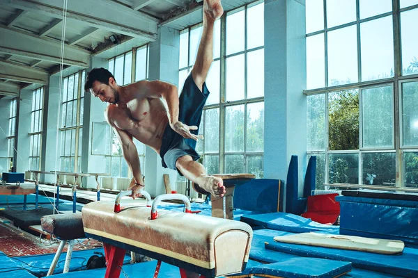 Le sportif pendant l'exercice difficile, la gymnastique sportive — Photo