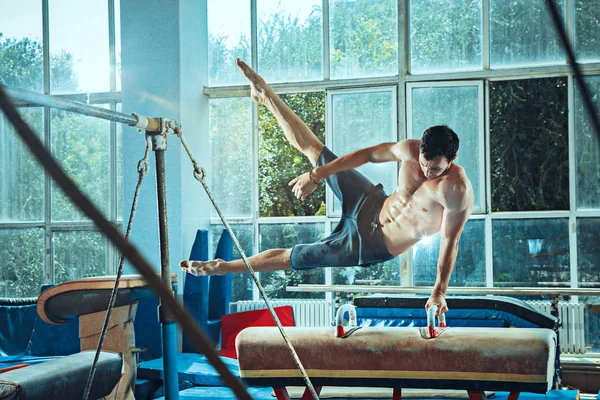 The sportsman during difficult exercise, sports gymnastics — Stock Photo, Image