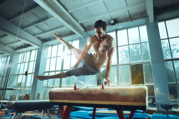O esportista durante o exercício difícil, ginástica esportiva — Fotografia de Stock