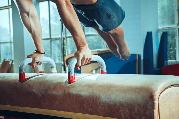 El deportista durante el ejercicio difícil, la gimnasia deportiva —  Fotos de Stock