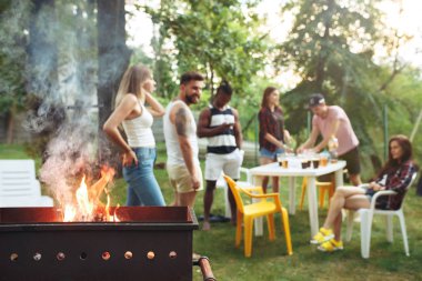 Arka bahçede Barbekü yapma arkadaş grubu. kavram iyi ve olumlu ruh arkadaş grubu hakkında