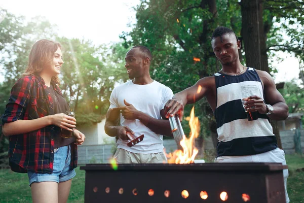 Grupo de amigos a fazer churrasco no quintal. conceito sobre bom humor e positivo com os amigos — Fotografia de Stock