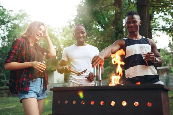 Sekelompok teman membuat barbecue di halaman belakang. konsep tentang mood yang baik dan positif dengan teman-teman — Stok Foto
