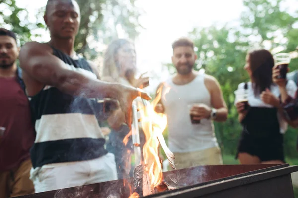 Grupa przyjaciół, Dokonywanie grilla na podwórku. pojęcie o dobry i pozytywny nastrój z przyjaciółmi — Zdjęcie stockowe