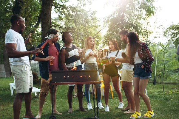 Sekelompok teman membuat barbecue di halaman belakang. konsep tentang mood yang baik dan positif dengan teman-teman — Stok Foto