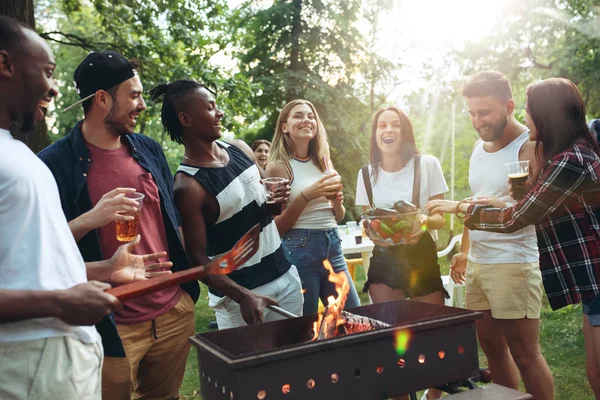 Grupo de amigos a fazer churrasco no quintal. conceito sobre bom humor e positivo com os amigos — Fotografia de Stock