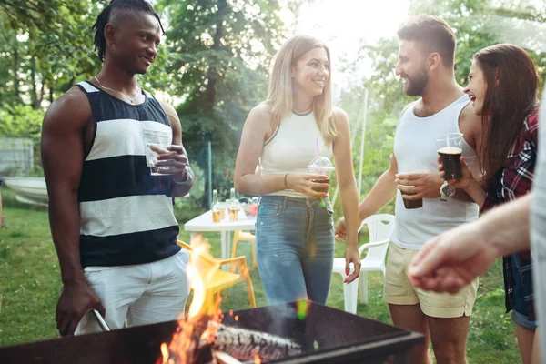 Groupe d'amis faisant barbecue dans la cour arrière. concept de bonne humeur positive avec des amis — Photo