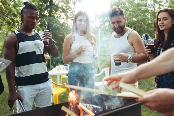 Group of friends making barbecue in the backyard. concept about good and positive mood with friends — Stock Photo, Image