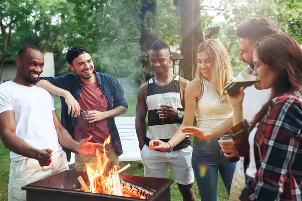 Grupo de amigos a fazer churrasco no quintal. conceito sobre bom humor e positivo com os amigos — Fotografia de Stock