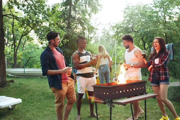 Baráti társaság, így a barbecue a kertben. a koncepció jó és pozitív hangulat, meg a — Stock Fotó