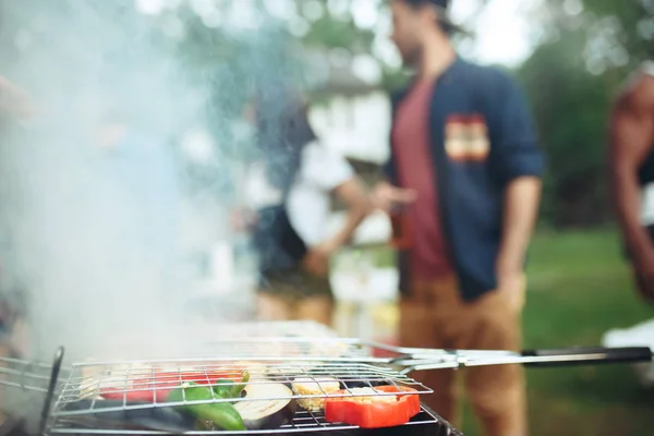 Grupo de amigos haciendo barbacoa en el patio trasero. concepto sobre el buen humor y positivo con los amigos —  Fotos de Stock