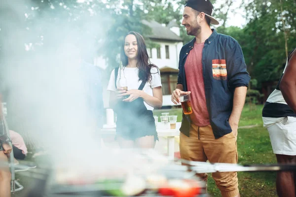 Grupo de amigos a fazer churrasco no quintal. conceito sobre bom humor e positivo com os amigos — Fotografia de Stock