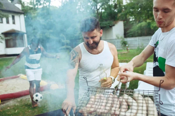 Gruppe von Freunden macht Grillen im Hinterhof. Konzept über gute und positive Stimmung mit Freunden — Stockfoto