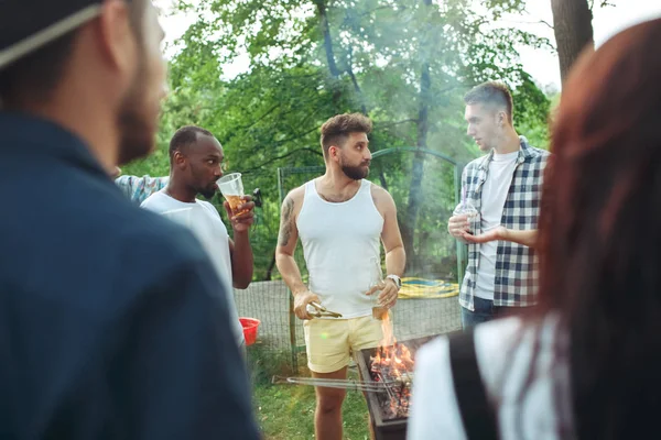 组的交友烧烤在后院。关于良好和积极情绪与朋友的概念 — 图库照片