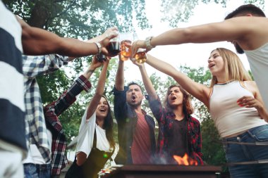 Arka bahçede Barbekü yapma arkadaş grubu. kavram iyi ve olumlu ruh arkadaş grubu hakkında
