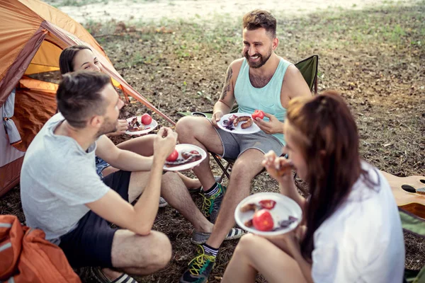 Impreza, camping grupy mężczyzn i kobiet, w lesie. Grill one, relaks i jedzenie — Zdjęcie stockowe