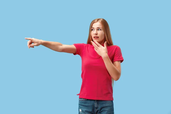 Die glückliche Geschäftsfrau zeigt auf dich und will dich, halblange Nahaufnahme Porträt auf blauem Hintergrund. — Stockfoto