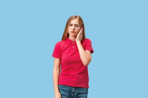 Mujer con dolor de cabeza. Aislado sobre fondo azul . — Foto de Stock