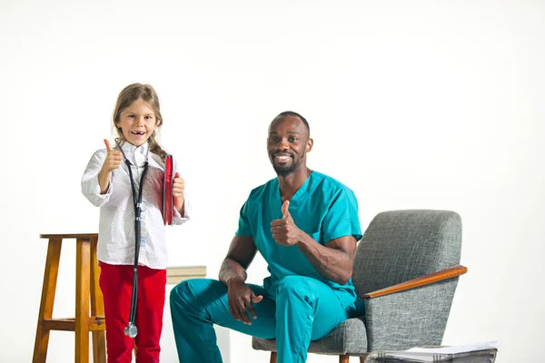 Assistenza sanitaria e concetto medico - medico e ragazza con stetoscopio in ospedale — Foto Stock