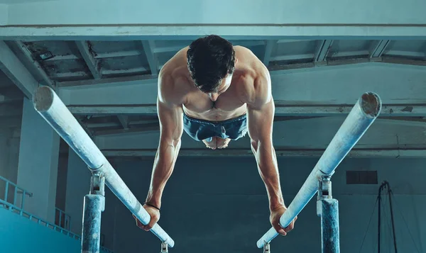 El deportista durante el ejercicio difícil, la gimnasia deportiva — Foto de Stock