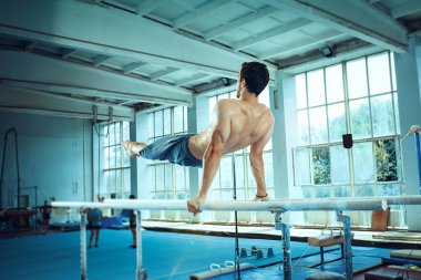 Zor egzersiz sırasında sporcu spor jimnastik