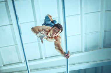 Zor egzersiz sırasında sporcu spor jimnastik