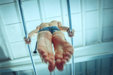 Zor egzersiz sırasında sporcu spor jimnastik