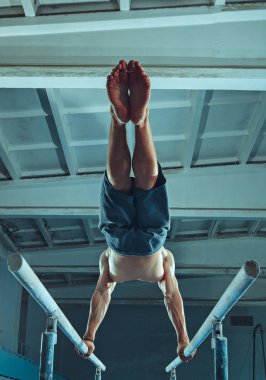 Zor egzersiz sırasında sporcu spor jimnastik