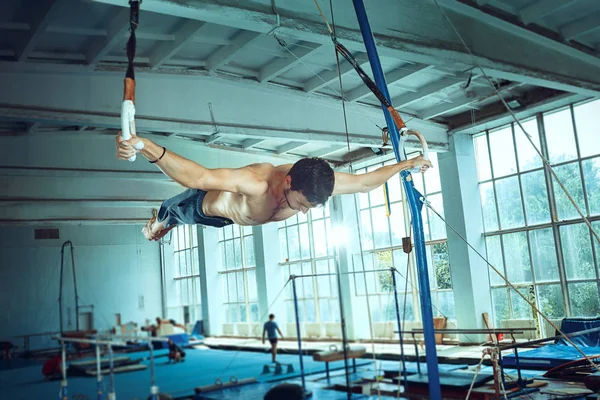 Desportista Realizando Exercícios Ginástica Difícil Ginásio Esporte Exercício Ginasta Saúde — Fotografia de Stock