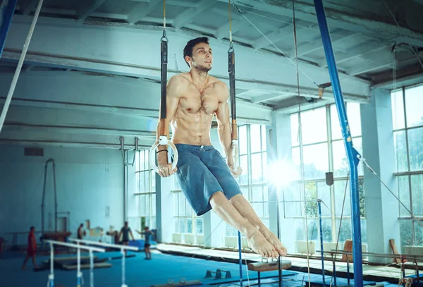 Le sportif pendant l'exercice difficile, la gymnastique sportive — Photo