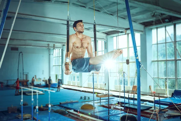 Le sportif pendant l'exercice difficile, la gymnastique sportive — Photo