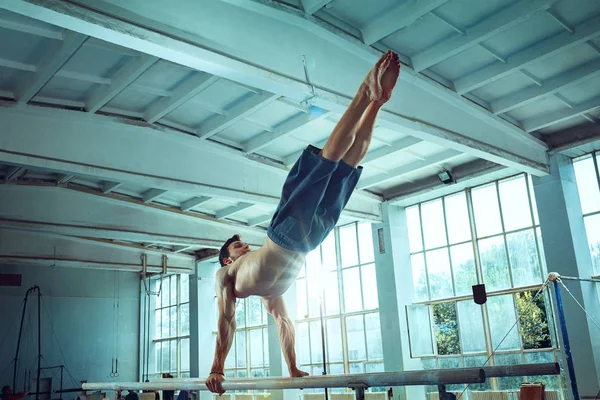 The sportsman during difficult exercise, sports gymnastics — Stock Photo, Image