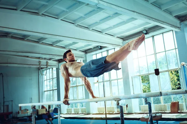 Le sportif pendant l'exercice difficile, la gymnastique sportive — Photo