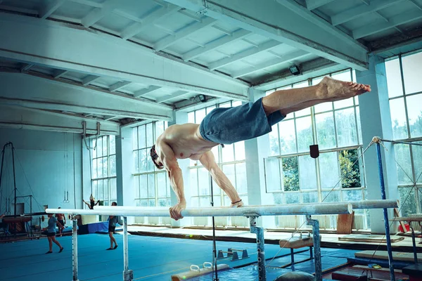 Lo sportivo durante esercizio difficile, ginnastica sportiva — Foto Stock