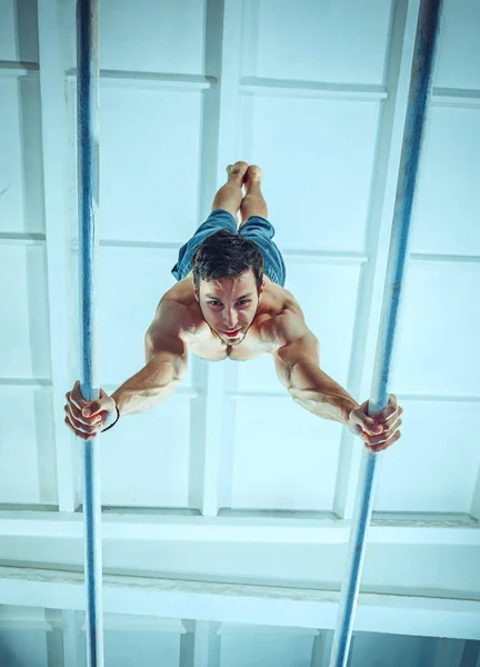 El deportista durante el ejercicio difícil, la gimnasia deportiva — Foto de Stock