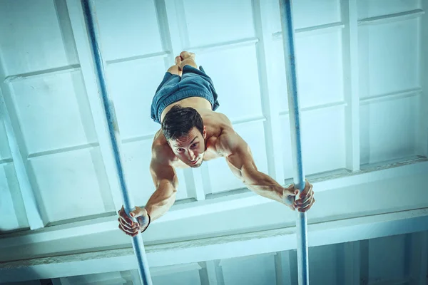 El deportista durante el ejercicio difícil, la gimnasia deportiva — Foto de Stock