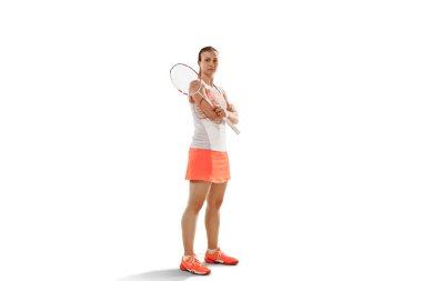 Beyaz arka plan üzerinde duran genç kadın badminton oyuncu