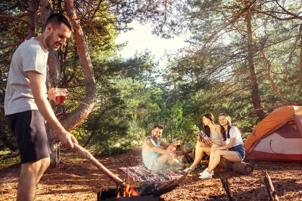 Festa, camping de homens e mulheres grupo na floresta. Eles relaxam — Fotografia de Stock